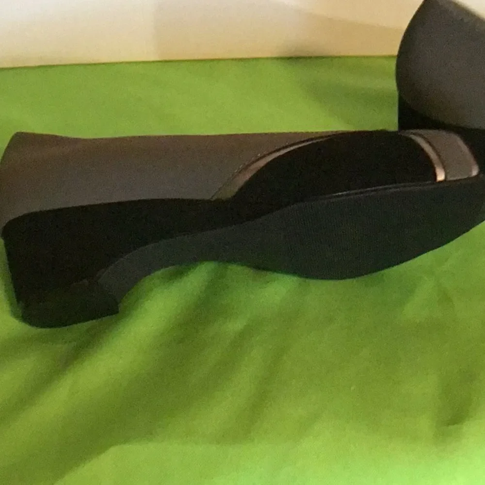 1” gray & black suede like heels in size 8 1/2 W